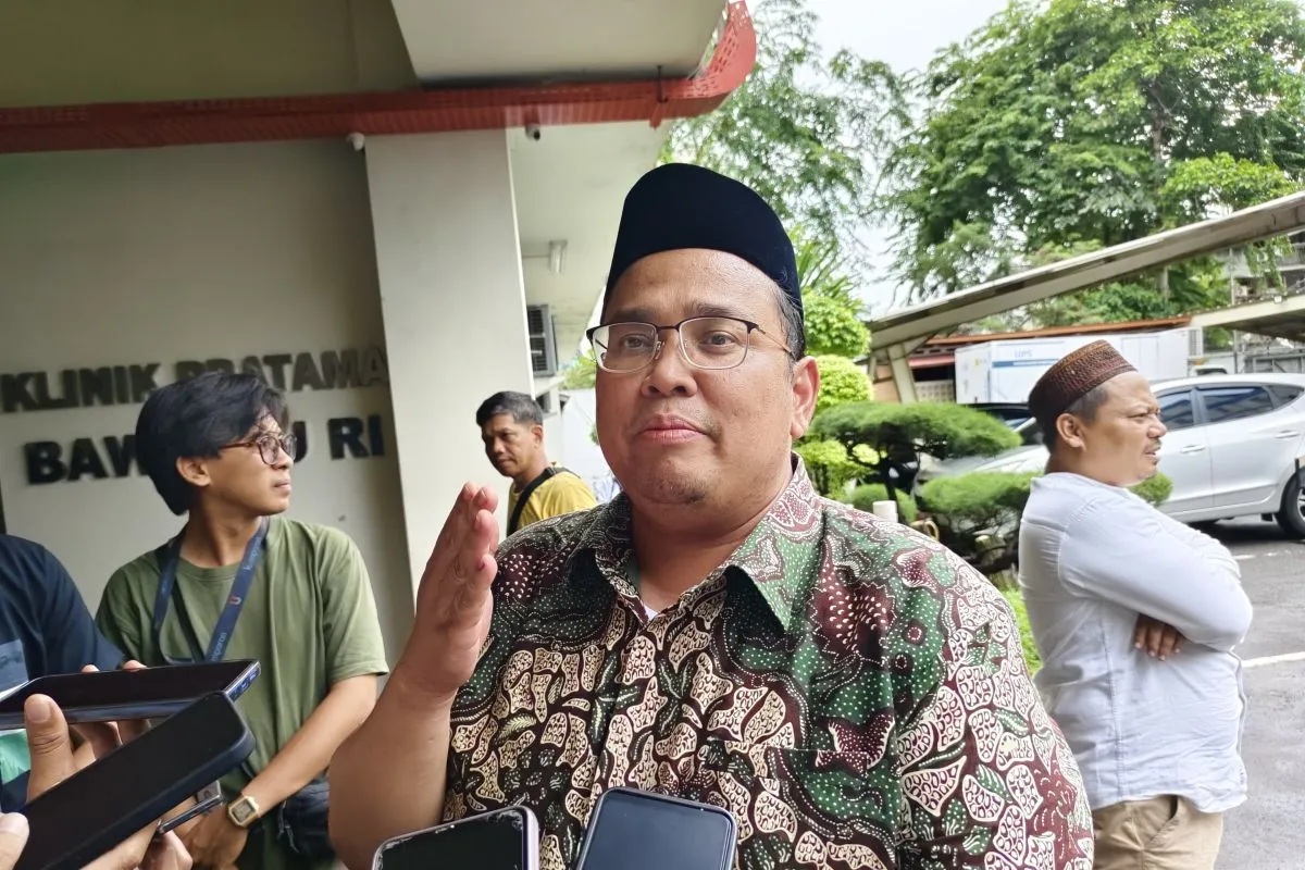 Ketua Badan Pengawas Pemilu (Bawaslu) RI Rahmat Bagja menjawab pertanyaan awak media di Kantor Bawaslu RI, Jakarta, Jumat (16/2/2024).