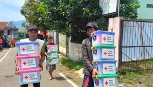PMI Kota Sukabumi Bantu Penyintas Angin Puting Beliung Cibeureum