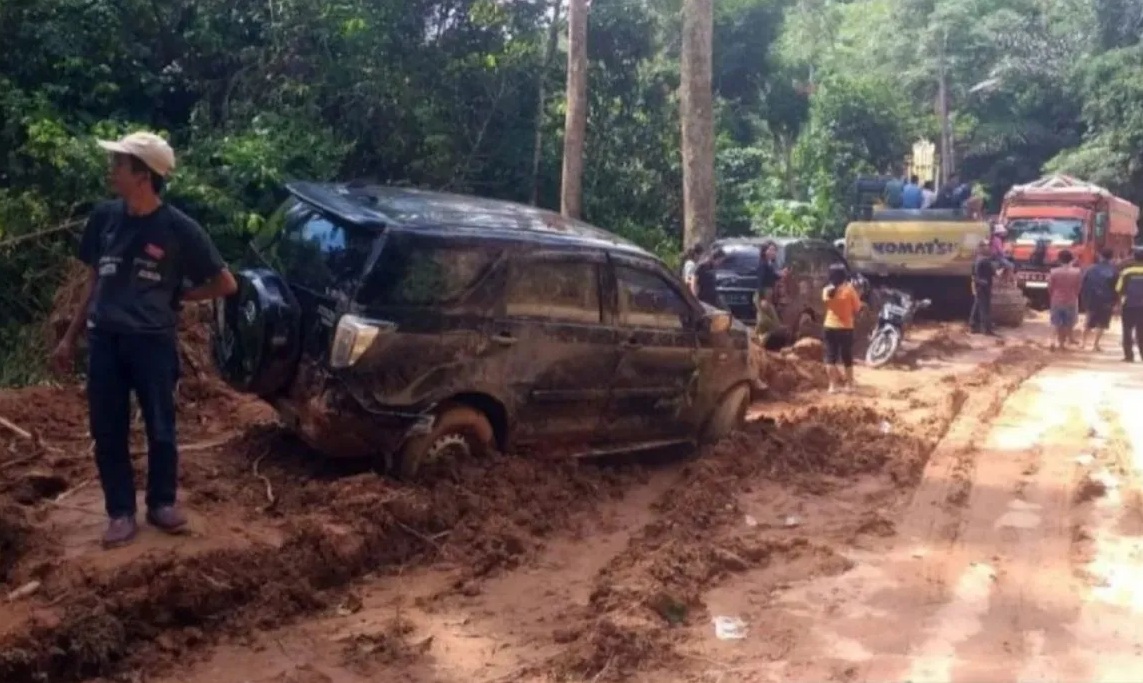 Bencana tanah longsor yang terjadi di Jalan Lintas Perbatasan Tapanuli Utara dan Tapanuli Tenggah Sumatera Utara, Sabtu (3/2/2024), mengakibatkan tiga orang meninggal dalam peristiwa naas tersebut. (M Riezko Bima Elko)