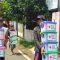Beberapa warga Kampung Bitung, Kelurahan Cibeureumhilir, Kecamatan Cibeureum, Kota Sukabumi, Jabar yang merupakan penyintas bencana angin puting beliung saat membawa bantuan dari PMI Kota Sukabumi. 