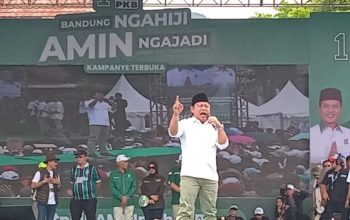 Calon wakil presiden nomor urut 1 Muhaimin Iskandar memberikan orasi politik dalam kampanye akbar Partai Kebangkitan Bangsa (PKB) bertajuk, Bandung Ngahiji, AMIN Ngajadi di Nagrek, Kabupaten Bandung, Jawa Barat, Kamis (8/2/2024) (Fauzi Lamboka)