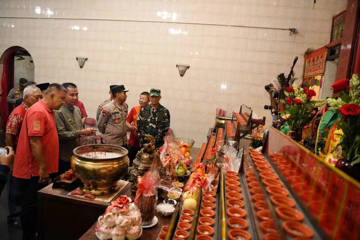 Penjabat Gubernur Jawa Barat Bey Triadi Machmudin bersama Forkopimda Jabar meninjau pelaksanaan Imlek di Bandung, Jumat (9/2/2024) malam. (Pemprov Jabar)