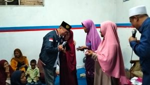 Doa Pedagang Nasi Uduk Keliling Saat Disantuni Caleg Perindo Indra Utama, Semoga Jadi!