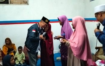 MENYANTUNI : Caleg Partai Perindo DPR RI nomor urut 3 Dapil 4 Jabar, Indra Utama saat melakukan santunan. (foto : dok Tim Indra Utama)