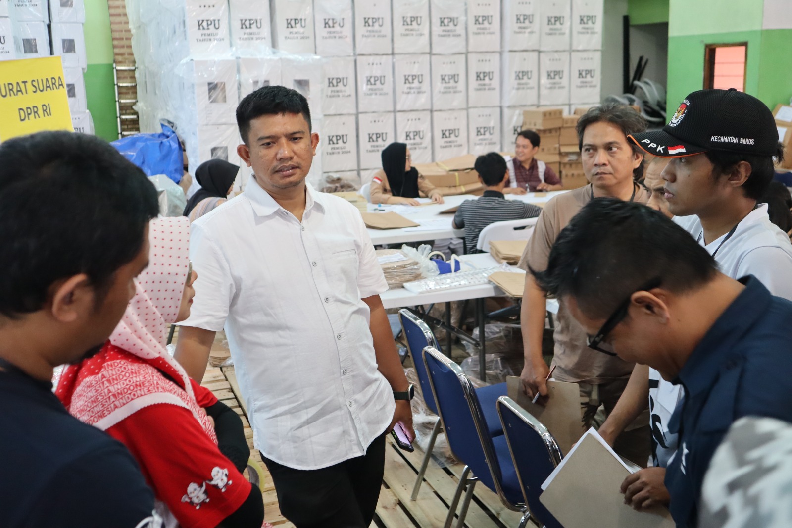 Ketua KPU Kota Sukabumi Imam Sutrisno saat mengecek gudang logistik Pemilu 2024.