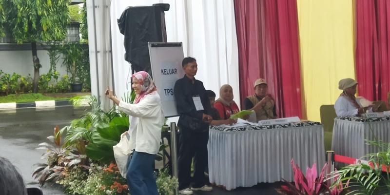 Tempat Pemungutan Suara (TPS) 10 Gambir, di Kantor Lembaga Administrasi Negara (LAN), Gambir, Jakarta Pusat, Rabu (14/2)