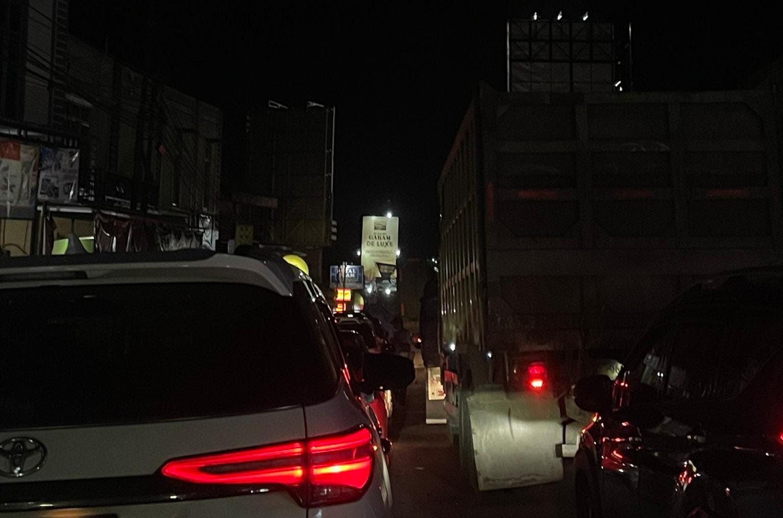 MACET PANJANG : Kodisi kemacetan Exit Tol Cibadak ruas Parungkuda terasa hingga wilayah Cibadak