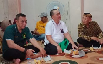 Calon anggota DPR RI nomor urut 01 dari Partai Persatuan Pembangunan (PPP) untuk Dapil Jawa Barat IV Kota dan Kabupaten Sukabumi, Budi Irawan saat sapa warga di wilayah Kecamatan Baros.