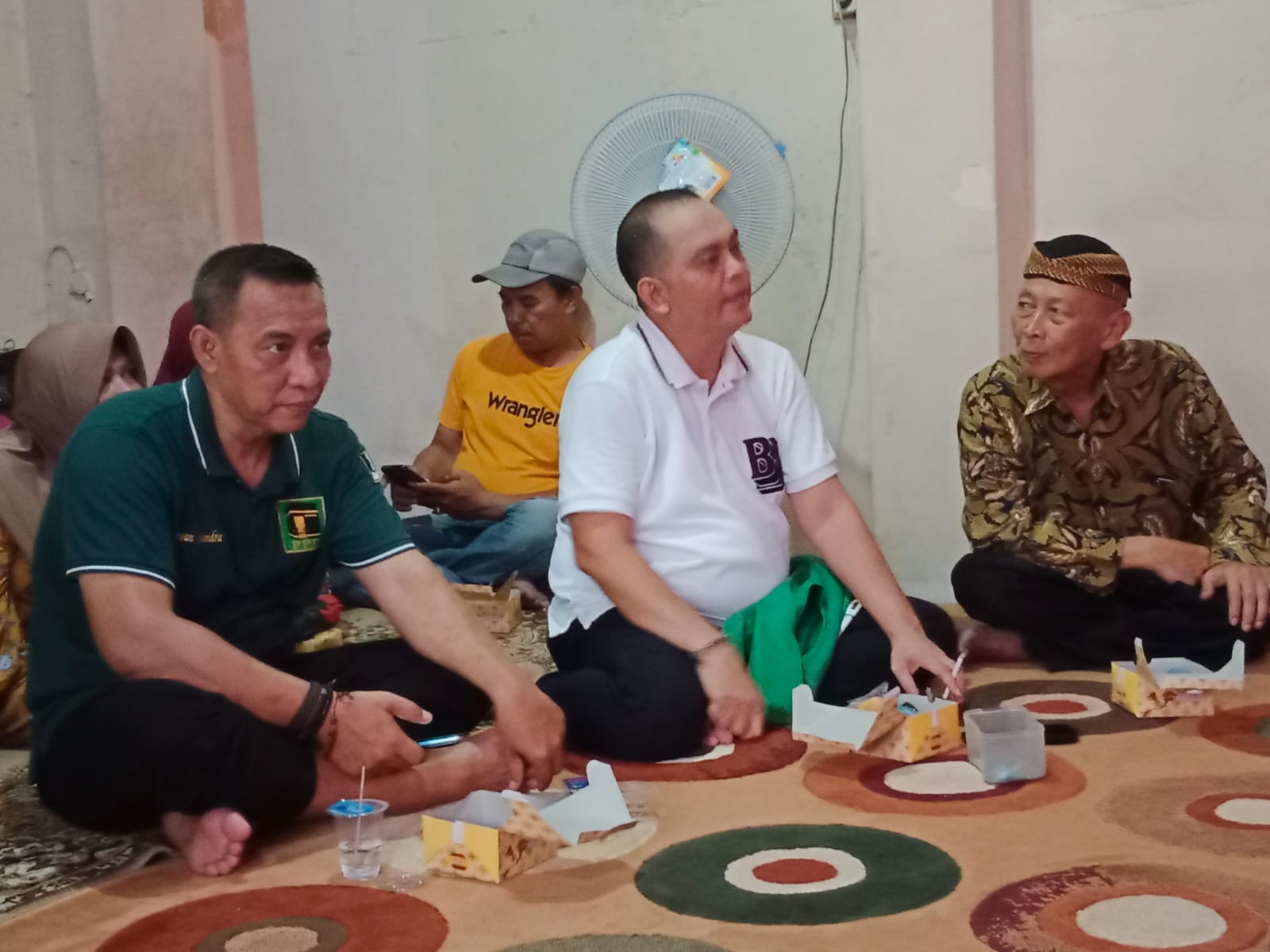 Calon anggota DPR RI nomor urut 01 dari Partai Persatuan Pembangunan (PPP) untuk Dapil Jawa Barat IV Kota dan Kabupaten Sukabumi, Budi Irawan saat sapa warga di wilayah Kecamatan Baros.