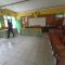 MENINJAU : Salah seorang petugas saat meninjau sekolah yang dijadikan TPS untuk Pemilu 2024. (foto : Widi Radar Sukabumi)