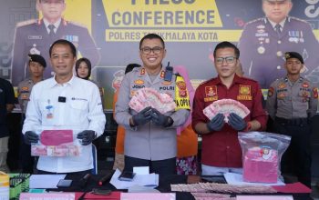 Polisi menunjukkan barang bukti uang palsu di Markas Polres Tasikmalaya Kota, Jawa Barat, Kamis (1/2/2024). (Polres Tasikmalaya Kota)
