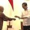 Presiden Joko Widodo (kanan) menerima undangan pemungutan suara Pemilu 2024 dari Ketua KPPS TPS 10 Gambir Hamdy Basjar (kiri) di Istana Merdeka, Jakarta, pada Senin (12/2/2024). (Yashinta Difa)