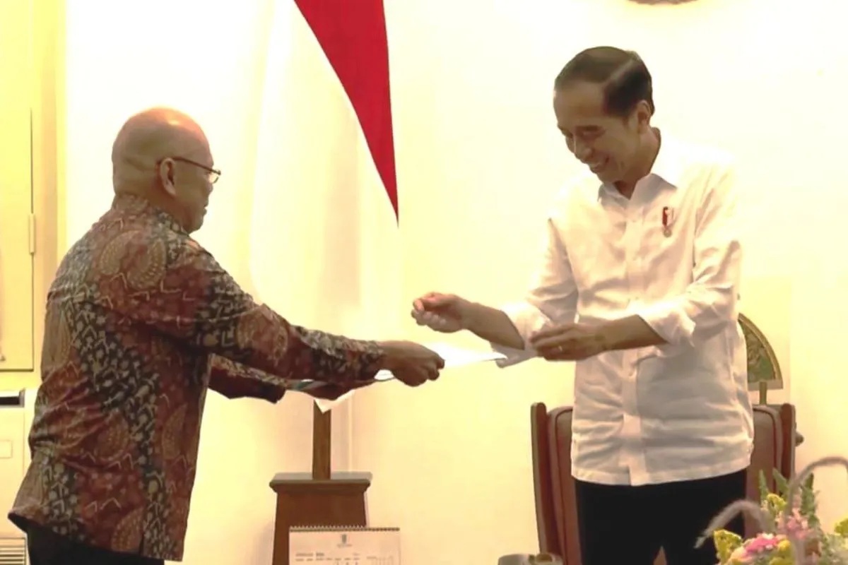 Presiden Joko Widodo (kanan) menerima undangan pemungutan suara Pemilu 2024 dari Ketua KPPS TPS 10 Gambir Hamdy Basjar (kiri) di Istana Merdeka, Jakarta, pada Senin (12/2/2024). (Yashinta Difa)