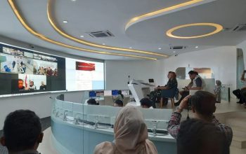 Pj Gubernur Jabar Bey Triadi Machmudin bersama Forkopimda di Gedung Sate Bandung, mengadakan teleconference dengan kepala daerah dari 27 kabupaten/kota se-Jawa Barat , Rabu (14/2/2024). (Ricky Prayoga)