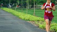 Seorang perempuan berolahraga jalan santai atau jogging di jogging track kawasan Universitas Tanjungpura, Pontianak, Kalbar, Jumat (9/10).