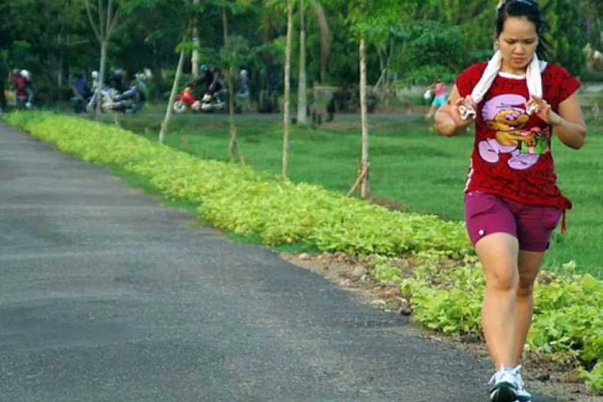 Seorang perempuan berolahraga jalan santai atau jogging di jogging track kawasan Universitas Tanjungpura, Pontianak, Kalbar, Jumat (9/10).