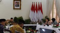 Wakil Presiden Ma'ruf Amin (kedua kiri) didampingi Menteri Keuangan Sri Mulyani Indrawati (kedua kanan) dan Menteri Sosial Tri Rismaharini (kanan) menggelar rapat terbatas membahas perkembangan pelaksanaan program percepatan penanggulangan kemiskinan di Istana Wapres, Jakarta, Kamis (22/2/2024). (Indrianto Eko Suwarso)
