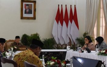 Wakil Presiden Ma'ruf Amin (kedua kiri) didampingi Menteri Keuangan Sri Mulyani Indrawati (kedua kanan) dan Menteri Sosial Tri Rismaharini (kanan) menggelar rapat terbatas membahas perkembangan pelaksanaan program percepatan penanggulangan kemiskinan di Istana Wapres, Jakarta, Kamis (22/2/2024). (Indrianto Eko Suwarso)