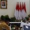 Wakil Presiden Ma'ruf Amin (kedua kiri) didampingi Menteri Keuangan Sri Mulyani Indrawati (kedua kanan) dan Menteri Sosial Tri Rismaharini (kanan) menggelar rapat terbatas membahas perkembangan pelaksanaan program percepatan penanggulangan kemiskinan di Istana Wapres, Jakarta, Kamis (22/2/2024). (Indrianto Eko Suwarso)