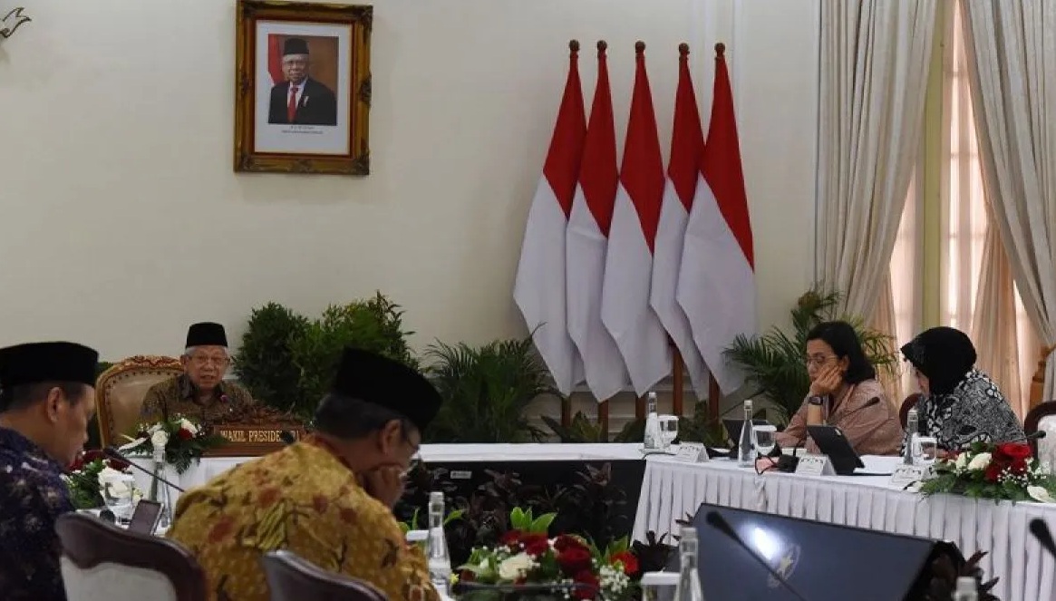 Wakil Presiden Ma'ruf Amin (kedua kiri) didampingi Menteri Keuangan Sri Mulyani Indrawati (kedua kanan) dan Menteri Sosial Tri Rismaharini (kanan) menggelar rapat terbatas membahas perkembangan pelaksanaan program percepatan penanggulangan kemiskinan di Istana Wapres, Jakarta, Kamis (22/2/2024). (Indrianto Eko Suwarso)