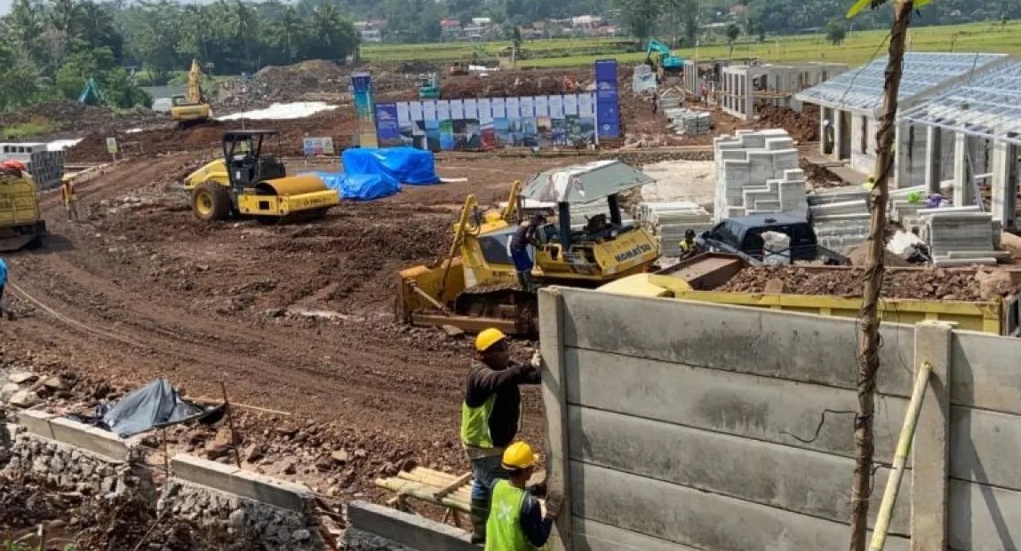 Pekerja dari Kementerian PUPR menuntaskan pembagunan sarana dan prasarana penunjang di perumahan relokasi tahap III bagi penyintas gempa Cianjur, Jawa Barat, di Desa Babakankaret. (Ahmad Fikri)