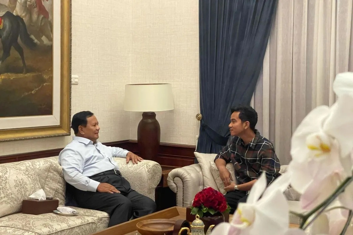 Calon Presiden RI Prabowo Subianto (kiri) dengan Calon Wakil Presiden RI Gibran Rakabuming Raka di rumah Prabwo di kawasan Kertanegara, Jakarta Selatan, Jumat (23/2/2024) (Dok Aminuddin Ma'ruf)