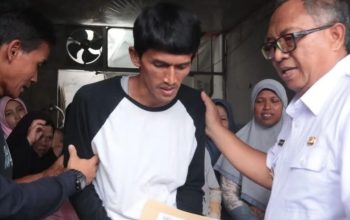 Bupati Sukabumi Marwan Hamami saat menyerahkan santunan kepada salah seorang warga yang menjadi korban terdampak bencana tanah longsor di Kampung Cibatuhilir, Desa Sekarwangi, Kecamatan Cibadak, Kabupaten Sukabumi, Jabar Rabu (31/1/2024).