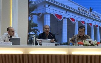Ketua Komisi Pemilihan Umum (KPU) RI Hasyim Asy’ari (tengah) menyampaikan pernyataan dalam Konferensi Pers Bersama untuk Penyelenggaraan Pemilu Luar Negeri di Kemlu RI, Jakarta, Senin (5/2/2024).