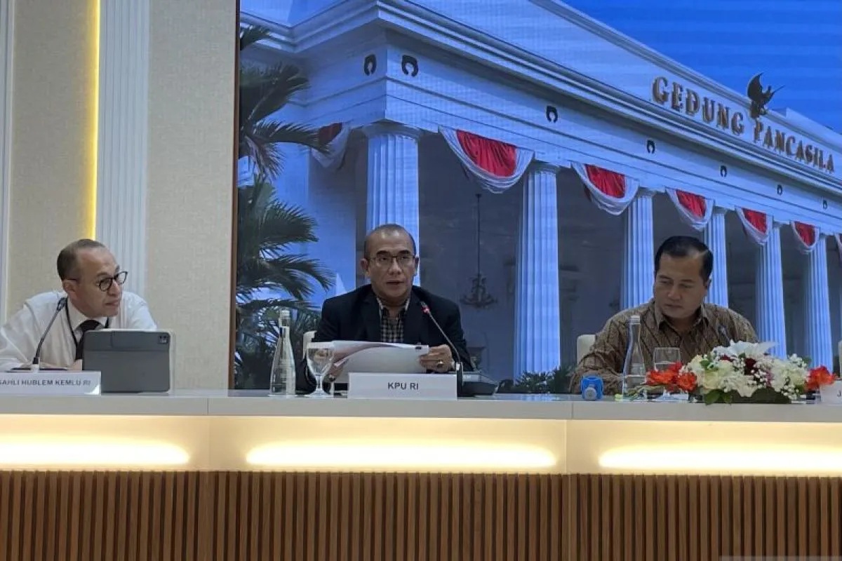 Ketua Komisi Pemilihan Umum (KPU) RI Hasyim Asy’ari (tengah) menyampaikan pernyataan dalam Konferensi Pers Bersama untuk Penyelenggaraan Pemilu Luar Negeri di Kemlu RI, Jakarta, Senin (5/2/2024).