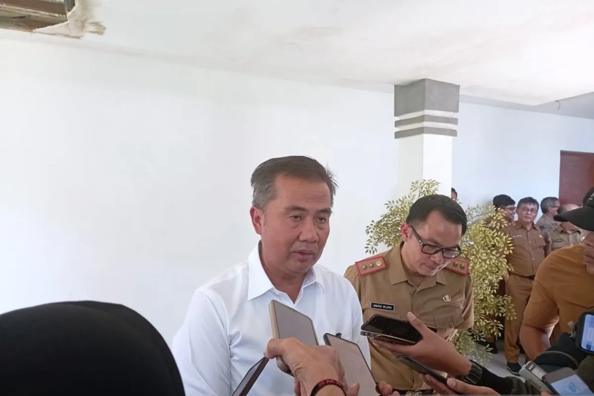 Pj Gubernur Jawa Barat Bey Triadi Machmudin dan Kepala Dinas Pendidikan Jabar Wahyu Mijaya memberikan keterangan di Dinas Pendidikan Jawa Barat, Bandung, Senin (5/2/2024). (Ricky Prayoga)