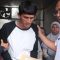 Bupati Sukabumi Marwan Hamami saat menyerahkan santunan kepada salah seorang warga yang menjadi korban terdampak bencana tanah longsor di Kampung Cibatuhilir, Desa Sekarwangi, Kecamatan Cibadak, Kabupaten Sukabumi, Jabar Rabu (31/1/2024).