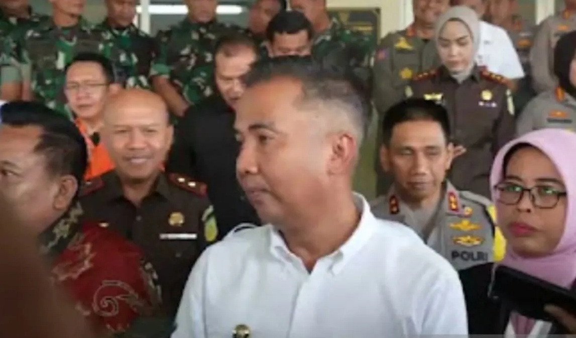 Penjabat Gubernur Jawa Barat Bey Triadi Machmudin bersama jajaran Forkopimda Jabar dan penyelenggara pemilu (KPU dan Bawaslu) memberikan keterangan pers usai Rakor kesiapan penyelenggaraan Pemilu 2024 di Bandung, Rabu (7/2/2024). (Ricky Prayoga)