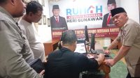 MEMANTAU : Anggota DPR RI dari Fraksi Gerindra Heri Gunawan pada saat melakukan pemantauan persiapan  Quick Count yang digelar  RAI Hergun. 