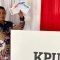 GUNAKAN HAK PILIH : Ketua Komisi Pemilihan Umum (KPU) Kabupaten Sukabumi Kasmin Belle Saat mencoblos di TPS 27 Desa Cibolang Kaler, Kecamatan Cisaat, Rabu (14/02/2024).