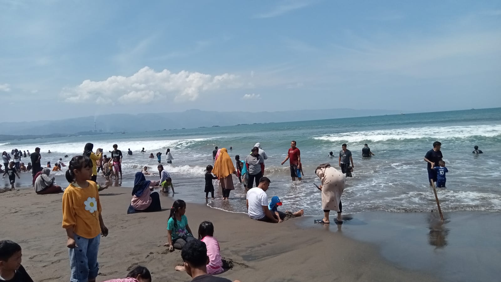 WISATAWAN : Suasana objek wisata pantai Citepus Palabuhanratu Sukabumi ramai pengunjung atau wisatawan. (foto : ist)
