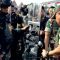 Panglima TNI Jenderal TNI Agus Subiyanto (kanan) mengecek alat penanggulangan huru-hara prajurit TNI saat apel gelar pasukan pengamanan Pemilu 2024 di Pangkalan Udara Halim Perdanakusuma, Jakarta, Kamis (1/2/2024). (Genta Tenri Mawangi)