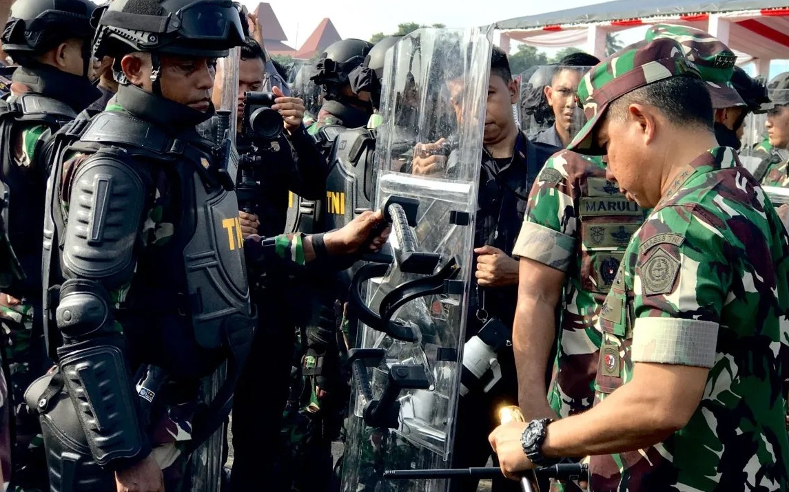 Panglima TNI Jenderal TNI Agus Subiyanto (kanan) mengecek alat penanggulangan huru-hara prajurit TNI saat apel gelar pasukan pengamanan Pemilu 2024 di Pangkalan Udara Halim Perdanakusuma, Jakarta, Kamis (1/2/2024). (Genta Tenri Mawangi)