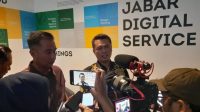 Ketua Bidang Teknis KPU Jabar Adie Saputro bersama Penjabat Gubernur Jabar Bey Machmudin memberikan keterangan usai memantau jalannya Pemilu 2024 di Jabar Digital Service, Gedung Sate Bandung, Rabu (14/2/2024). (Ricky Prayoga)