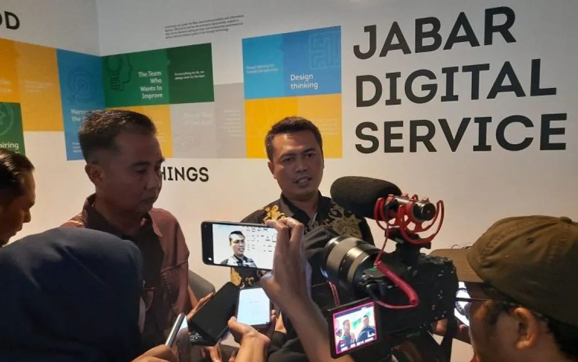 Ketua Bidang Teknis KPU Jabar Adie Saputro bersama Penjabat Gubernur Jabar Bey Machmudin memberikan keterangan usai memantau jalannya Pemilu 2024 di Jabar Digital Service, Gedung Sate Bandung, Rabu (14/2/2024). (Ricky Prayoga)
