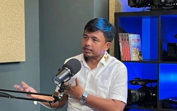 Anggota KPU RI Idham Holik saat wawancara eksklusif bersama ANTARA di Wisma Antara B, Cikini, Jakarta, Senin (29/1/2024). (Narda Margaretha Sinambela)