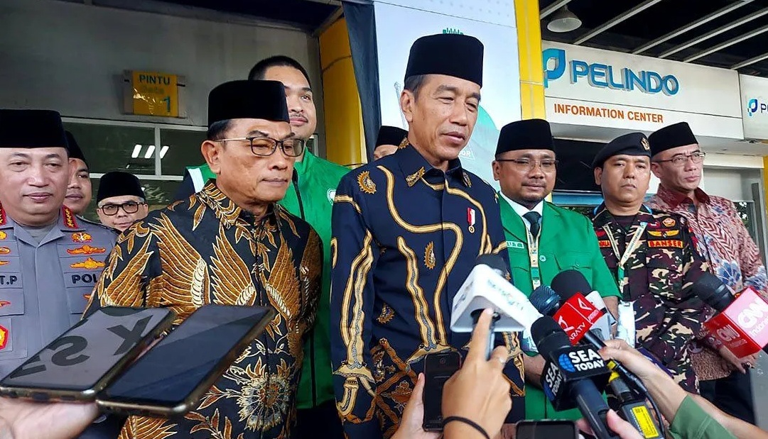 Presiden Joko Widodo menyampaikan keterangan pers usai menghadiri Kongres XVI GP Ansor di Pelabuhan Tanjung Priok, Jakarta, pada Jumat (2/2/2024). (Andi Firdaus)