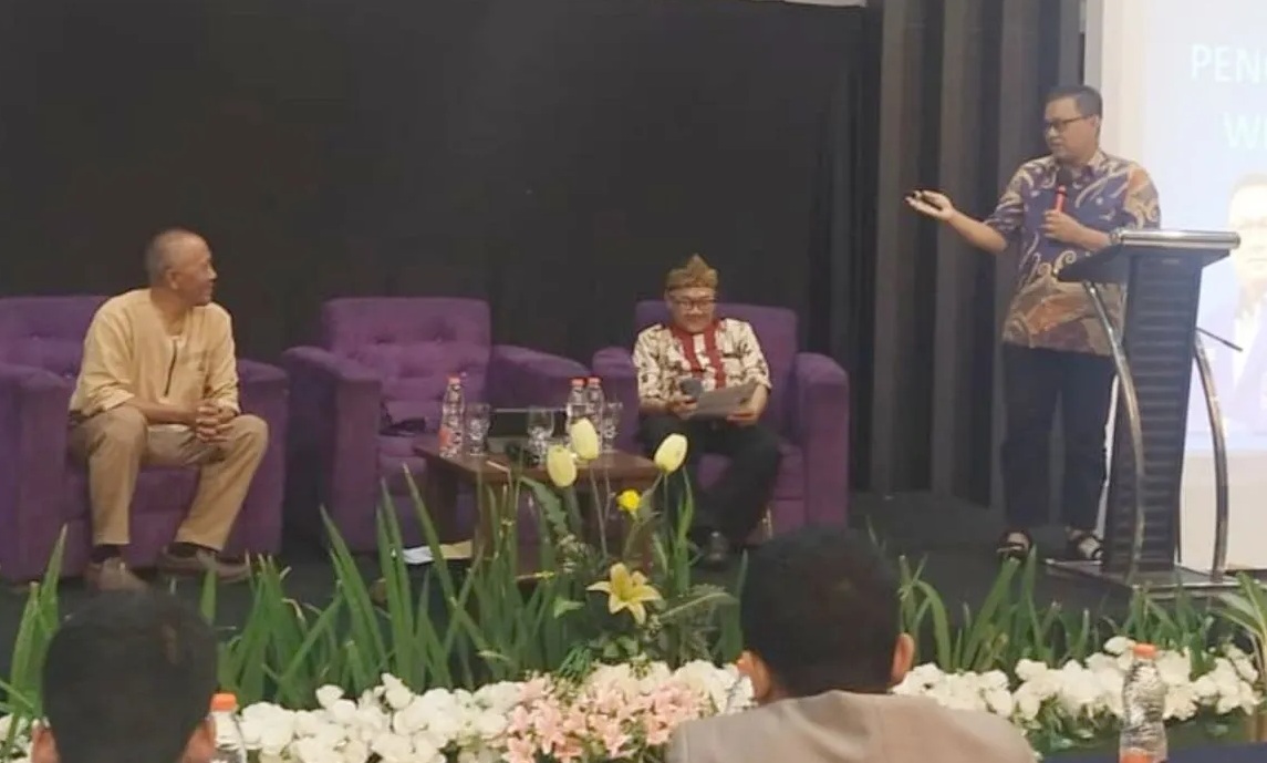 Anggota Komisi V DPRD Provinsi Jawa Barat Enjang Tedi (kanan) menyampaikan pemaparan saat kegiatan sosialisasi pengelolaan budaya Jawa Barat di Cipanas, Kabupaten Garut, Selasa (6/2/2024). (Feri Purnama)
