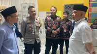 KUJUNGAN : Anggota Komisi 2 DPR RI dari Fraksi Gerindra, Heri Gunawan melakukan kunjungan ke Panita Pemilihan Kecamatan (PPK) Caringin.