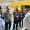KUJUNGAN : Anggota Komisi 2 DPR RI dari Fraksi Gerindra, Heri Gunawan melakukan kunjungan ke Panita Pemilihan Kecamatan (PPK) Caringin.