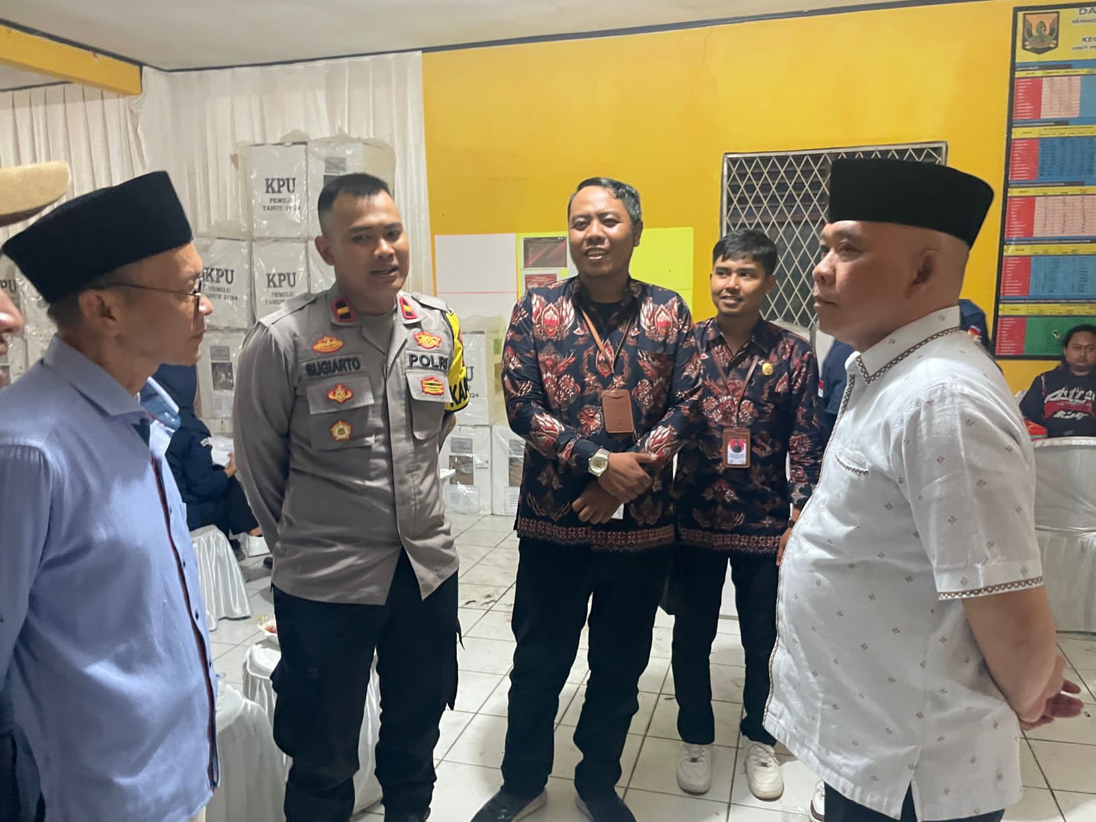 KUJUNGAN : Anggota Komisi 2 DPR RI dari Fraksi Gerindra, Heri Gunawan melakukan kunjungan ke Panita Pemilihan Kecamatan (PPK) Caringin.