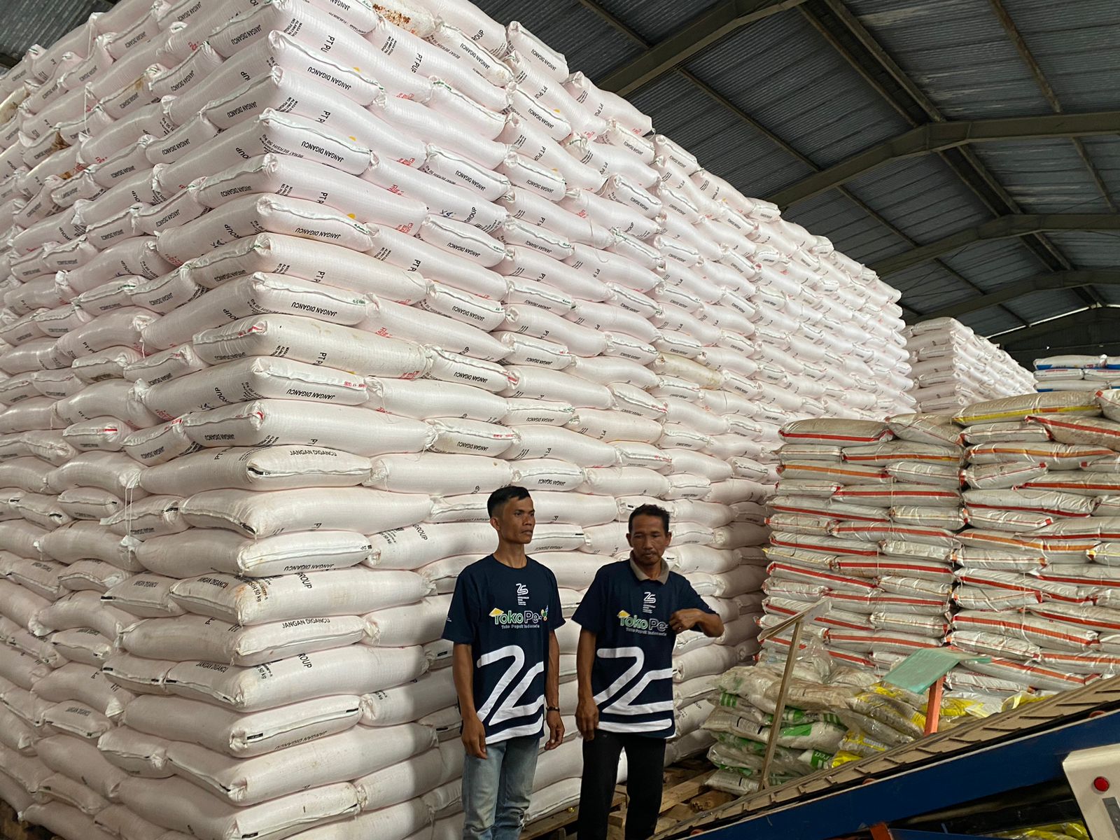 MELIMPAH : Suasana pupuk di Gudang Lini 3 Cibadak, Kelurahan Karangtengah, Kecamatan Cibadak, Kabupaten Sukabumi, melimpah.(FOTO : DENDI RADAR SUKABUMI)