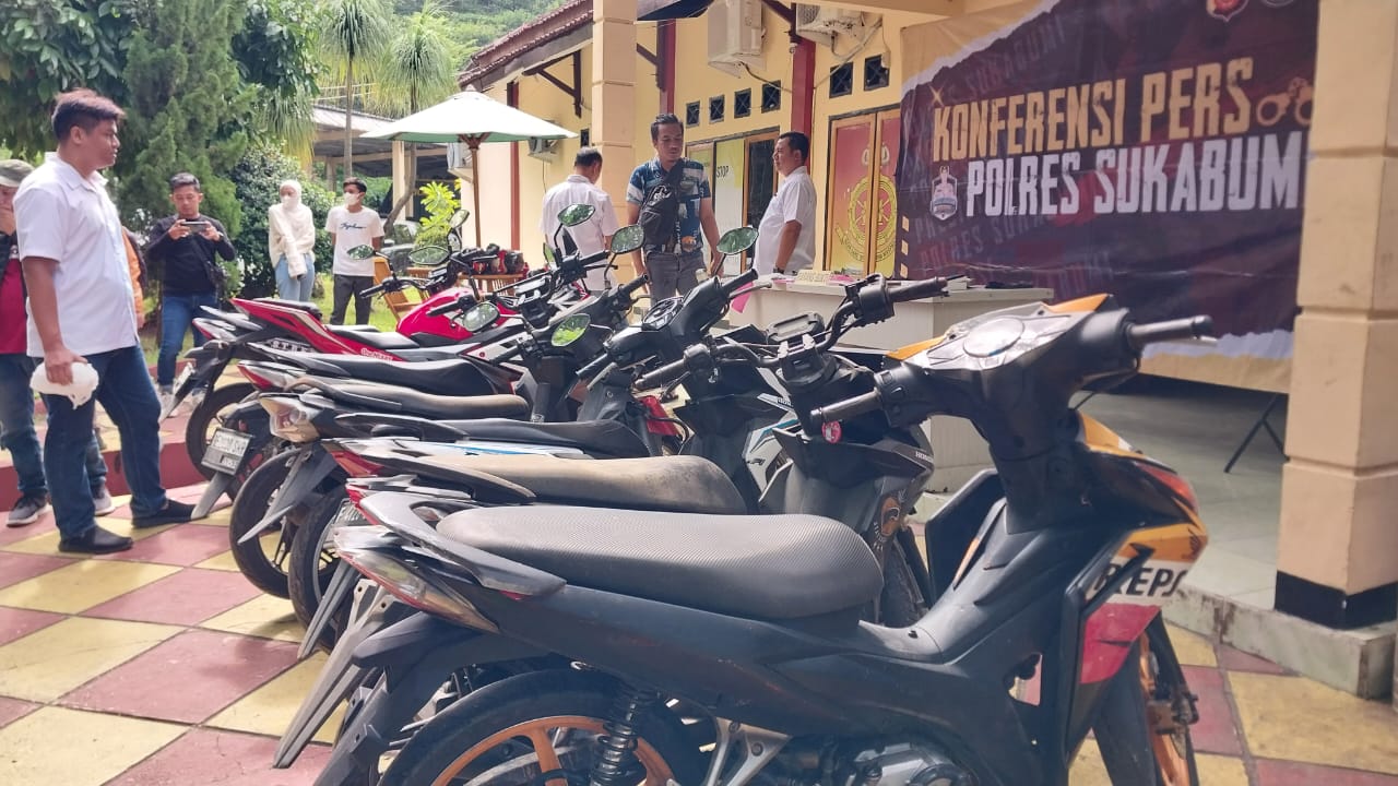 BARANG BUKTI : Deretan kendaraan bermotor roda dua diduga hasil curian pada saat ditunjukan oleh Polres Sukabumi. (FOTO : NANDI/RADARSUKABUMI)