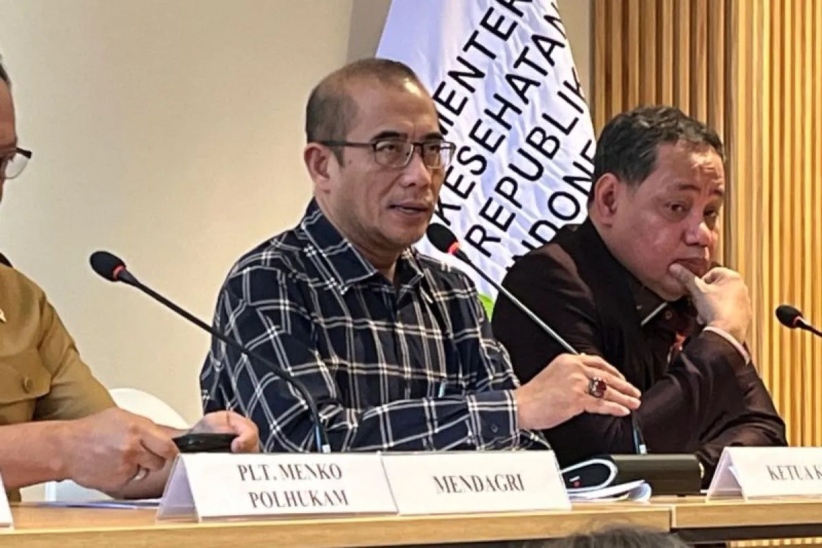 Ketua KPU RI Hasyim Asy'ari saat konferensi pers di Kementerian Kesehatan, Jakarta, Senin (19/2/2024). (Narda Margaretha Sinambela)