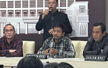 Anggota KPU RI Idham Holik saat konferensi pers di Kantor KPU RI, Jakarta, Jumat (23/2/2024). (Narda Margaretha Sinambela)