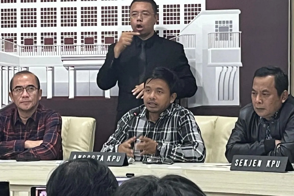 Anggota KPU RI Idham Holik saat konferensi pers di Kantor KPU RI, Jakarta, Jumat (23/2/2024). (Narda Margaretha Sinambela)